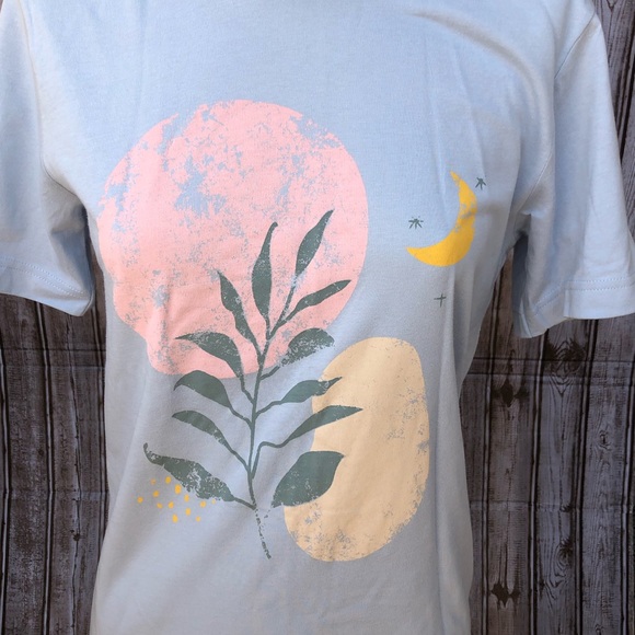 Powder blue, abstract graphic tee - Picture 2 of 3